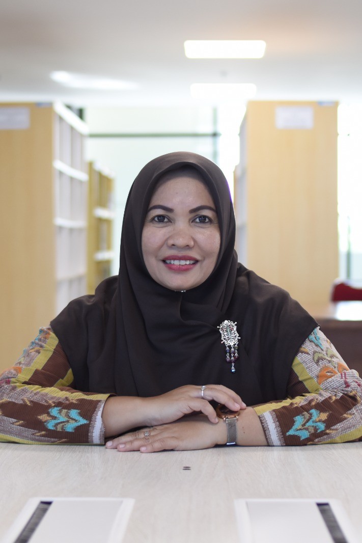 Dr. Kana Safrina Rouzi, M.Si<br />
